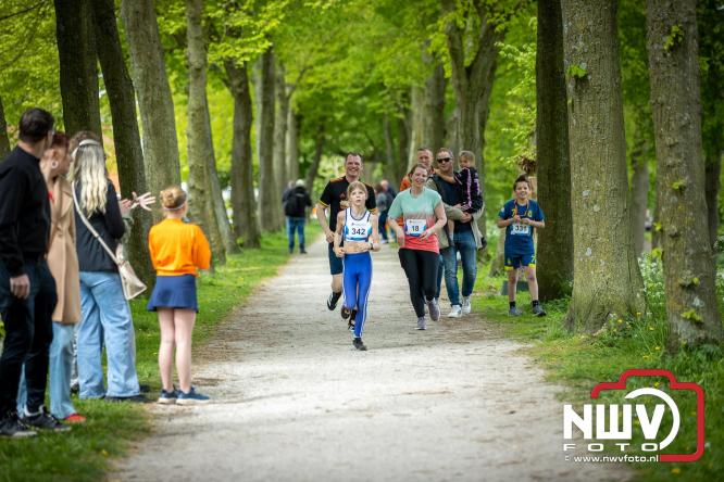 Volle terrassen, bruisende kleedjesmarkt en sportieve Wallenloop: Elburg leeft tijdens koningsdag! - &copy; NWVFoto.nl